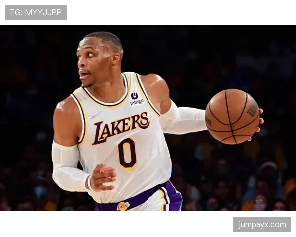 威少衣柜里塞满潮牌，训练迟到被罚百万还笑嘻嘻