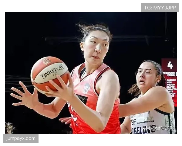 韩旭下飞机直接开直播，家里豪宅背景亮瞎眼，这日常谁顶得住？